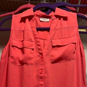 Sleeveless collard button down